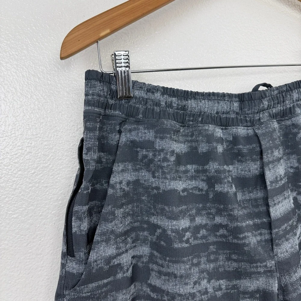 lululemon Shorts Mens Large Grey Pace Breaker Short Digi Camo Athletic Gym Train